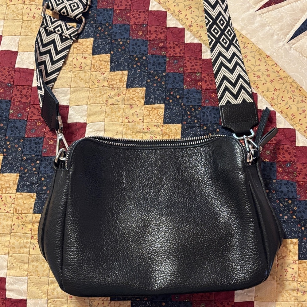 Elegant Black Crossbody Bag with Patterned Strap